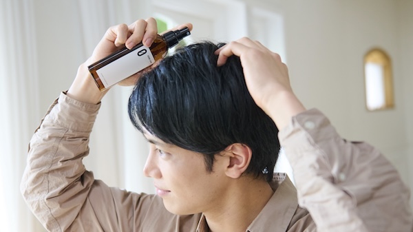 頭皮に化粧水をつけると3